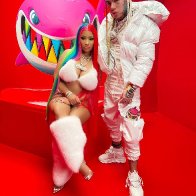 6ix9ine и Niki Minaj в клипе Trollz. 2020 03