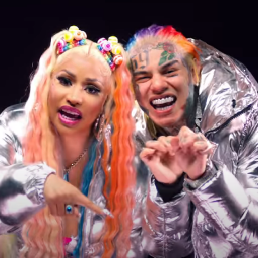 6ix9ine и Niki Minaj в клипе Trollz. 2020 18
