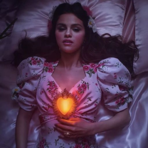 Selena Gomez в клипе De Una Vez 2021 03