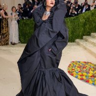 Rihanna на MET Gala 2021. 03