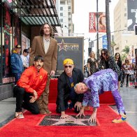 Red Hot Chili Peppers устанавливаю звезду в Голливудк. 2022. 04