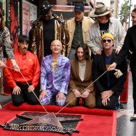Red Hot Chili Peppers устанавливаю звезду в Голливудк. 2022. 05