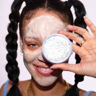 Рианна в рекламе маски Cookies & Clean от Fenty. 2022. 05