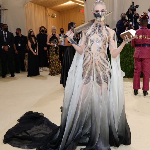 Mat Gala 2022. Граймс в Iris Van Herpen