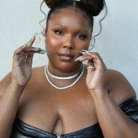 Lizzo в модных луках 2021. 102