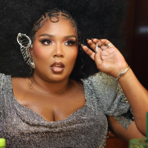 Lizzo в модных луках 2021. 108