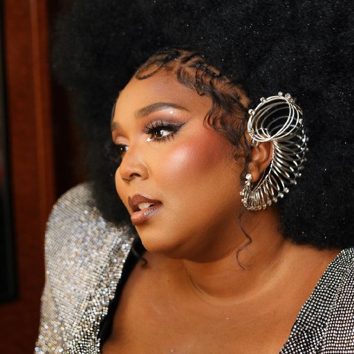 Lizzo в модных луках 2021. 109