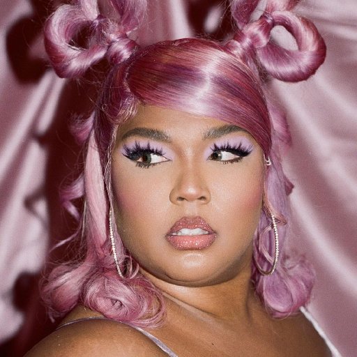 Lizzo в модных луках 2021. 110