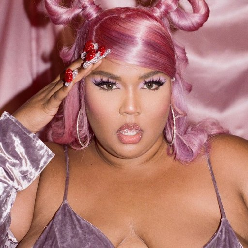 Lizzo в модных луках 2021. 111