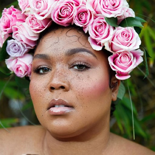 Lizzo в модных луках 2021. 113